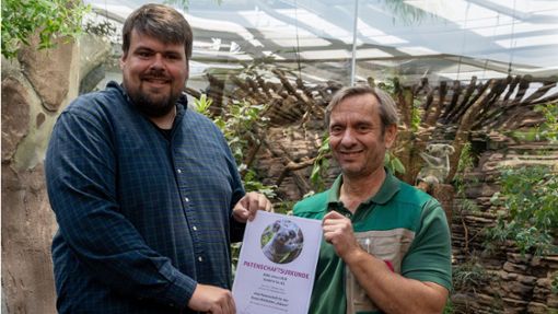 Dennis Dennig von der Firma Jung (links) erhält die Patenurkunde von Zoodirektor Thomas Kölpin. Foto: Wilhelma Stuttgart/Lisa-Marie Grimmer