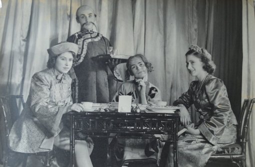 Die junge Elizabeth (links) und ihre jüngere Schwester Margaret (rechts) 1943 in dem Stück Aladdin. Foto: Dominic Winter Auctioneers/dpa