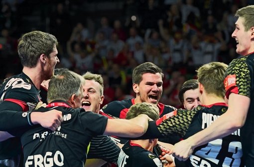 Euphorie pur: Die deutschen Handballer feiern ausgelassen den Halbfinaleinzug bei der EM in Polen. Foto: Getty