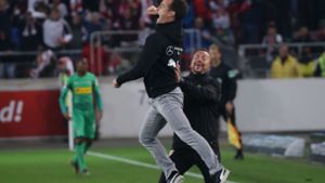 Die Freude muss raus: Trainer Nico Willig (links) freut sich mit seinem Assistenten Paco Vaz über den 1:0-Sieg des VfB Stuttgart gegen Borussia Mönchengladbach.Foto:Pressefoto Baumann Foto:  