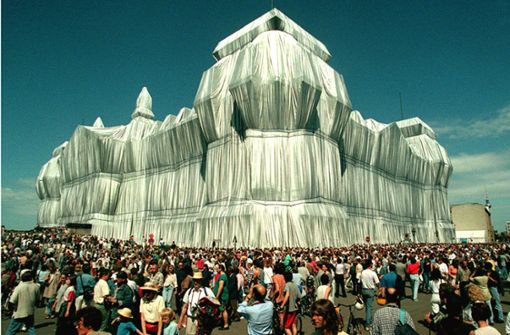 Eines der spektakulären Projekte von Christo und Jeanne-Claude: Verhüllung des Reichstags in Berlin Foto: dpa/Wolfgang Kumm
