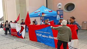 Anti-AfD-Banner vor einem Wahlkampfstand: Die AfD im Kreis Ludwigsburg beklagt sich über Zwischenfälle wie diese. Foto: AfD Kreis LB