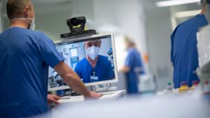 Mit einer hochauflösenden Kamera können die Mediziner diagnostizieren – auch wenn sie selbst nicht beim Patienten vor Ort sind. Foto: dpa/Sebastian Gollnow