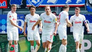 Timo Becker (M) erzielte den Siegtreffer für Holstein Kiel. Foto: Uwe Anspach/dpa