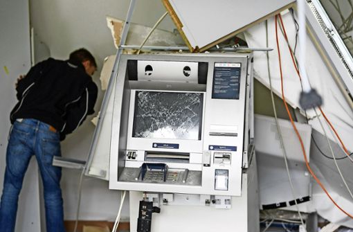 Unbekannte Täter haben diesen Geldautomaten in der SB-Filiale der Deutschen Bank im hessischen Rodgau gesprengt und das Gebäude dabei schwer beschädigt. Foto: dpa
