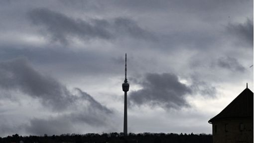 Gewohntes Bild der letzten Tage: Graue Wolken am Himmel. Foto: dpa/Bernd Weißbrod