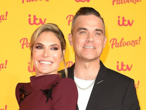 Von Ehefrau Ayda Field Williams gab es für den britischen Superstar Robbie Williams ein Ständchen zum 50. Geburtstag. Foto: 2018 Featureflash Photo Agency/Shutterstock.com