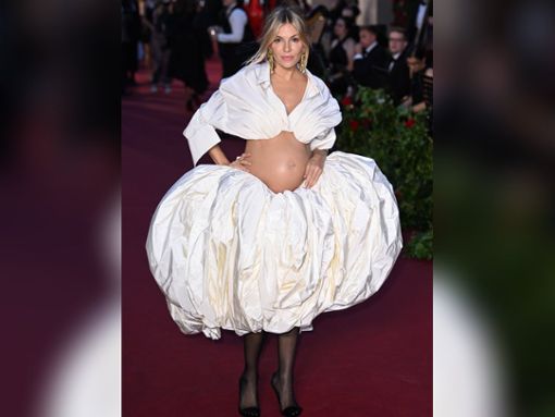 Schauspielerin Sienna Miller zeigt ihren nackten Babybauch bei einem Mode-Event in London. Foto: IMAGO/PA Images