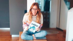 Elena Kressler ist glücklich über die Großlieferung ihres ersten eigenen Kinderbuchs. Foto: privat