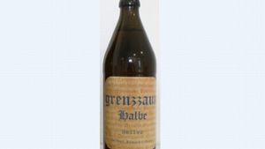 Das Foto zeigt eine Flasche des umstrittenes Biers „Grenzzaun Halbe“. Foto: Brauerei Röhrl