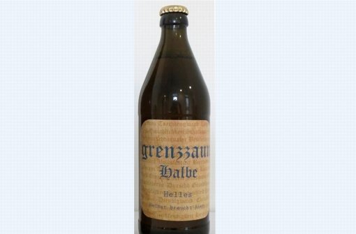 Das Foto zeigt eine Flasche des umstrittenes Biers „Grenzzaun Halbe“. Foto: Brauerei Röhrl