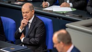 Im Bundestag: Kanzler Olaf Scholz hört der Rede von Oppositionsführer Friedrich Merz zu. Foto: dpa/Michael Kappeler