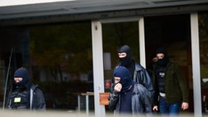 Polizisten des Bundeskriminalamtes verlassen nach der Razzia ein dem Islamischen Zentrum Hamburg zugeordnetes Gebäude in Berlin-Neukölln. Foto: dpa/Annette Riedl