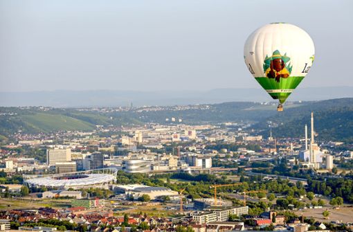 Blick aus dem Giganten – ins Neckartal, das Stadion und den Schwesterballon, der zeitgleich in Pattonville aufgestiegen war. Foto: Horst / Dömötör