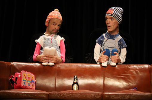 Zwei Kleinkinder (Thilo Seibel, li., und Björn Christian Kuhn) im Dialog: eine der lustigsten Szenen aus „Bopser 9“. Foto: Renitenztheater/Sabine Haymann