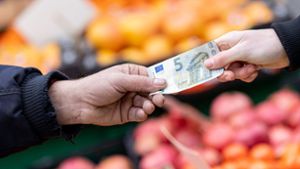 Der Anstieg der Lebensmittelpreise belastet Verbraucher besonders. Foto: dpa/Moritz Frankenberg