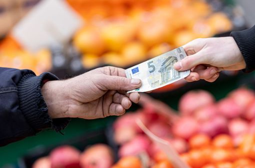 Der Anstieg der Lebensmittelpreise belastet Verbraucher besonders. Foto: dpa/Moritz Frankenberg
