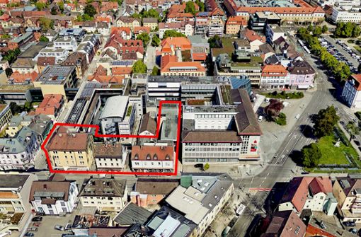 Der rot umrandete Bereich an der Schillerstraße soll abgerissen und neu bebaut werden. Rechts davon: das Hauptgebäude der KSK mit dem Kundenzentrum am Schillerplatz. Auch hierfür gibt es Umbaupläne, die aber von der Bank vorerst nicht weiter verfolgt werden. Foto: Google Earth
