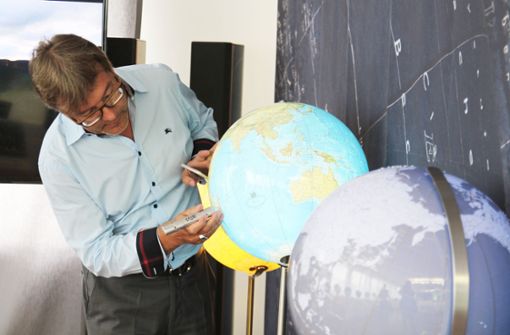 Torsten Oestergaard ist Geschäftsführer von Columbus, der größten Gobenmanufaktur weltweit. Eine sechsstellige Zahl von Globen wird jährlich in Krauchenwies gefertigt. Foto: Saskia Cramm/Kosmos