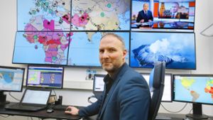 Auf vielen Monitoren die Nachrichtenlage im Blick: Marcel Brandt leitet die Firma A3M. Seine Diplomarbeit hat er  über ein Tsunami-Frühwarnsystem verfasst. Foto: Horst Haas