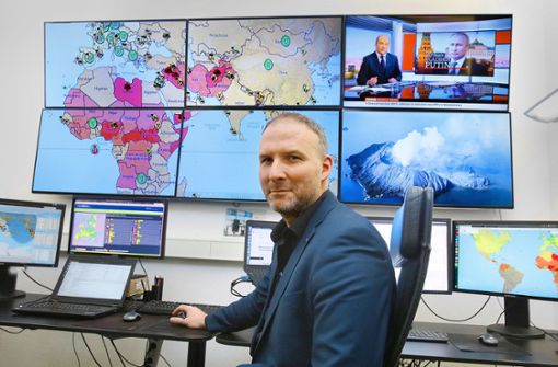 Auf vielen Monitoren die Nachrichtenlage im Blick: Marcel Brandt leitet die Firma A3M. Seine Diplomarbeit hat er  über ein Tsunami-Frühwarnsystem verfasst. Foto: Horst Haas