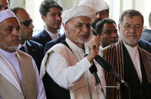 Präsident Aschraf Ghani (am Mikrofon) kritisierte die Verhandlungen. Foto: AP