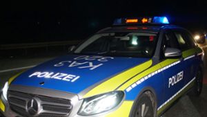 Auf der A81 hat die Polizei die Führerscheine von mehreren Autofahrern beschlagnahmt. Sie sollen ein Autorennen veranstaltet haben. (Symbolfoto) Foto: SDMG