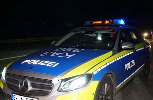 Auf der A81 hat die Polizei die Führerscheine von mehreren Autofahrern beschlagnahmt. Sie sollen ein Autorennen veranstaltet haben. (Symbolfoto) Foto: SDMG