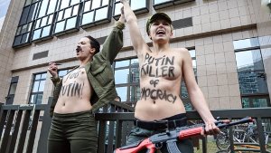 Femen-Aktivistinnen haben in Brüssel gegen den Besuch Wladimir Putins demonstriert. Foto: dpa