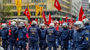 In der Region Stuttgart sind die als Graue Wölfe bekannten türkischen Rechtsextremisten besonders aktiv. Das Bild zeigt eine ihrer Demonstrationen in der Stuttgarter Innenstadt. Foto: SDM//Werner