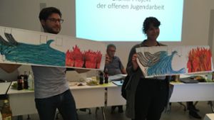 Andreas Colosi und Annika Müller stellten kürzlich den Entwurf für das Graffiti-Projekt einer Jugendgruppe vor. Foto: oh