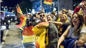 Fans feiern ausgelassen auf der Theodor-Heuss-Straße. Foto: 7aktuell