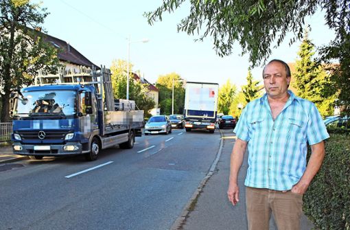 Horst Gaiser leidet unter dem Verkehr, der tagtäglich vorbeidonnert. Foto: Caroline Holowiecki