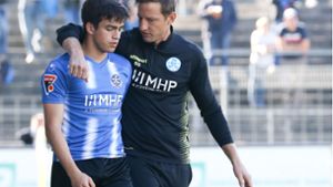 Trainer Ramon Gehrmann spricht Marcelo Freitas vor seiner Einwechslung Mut zu – der 17-Jährige machte seine Sache sehr ordentlich. Foto: Baumann