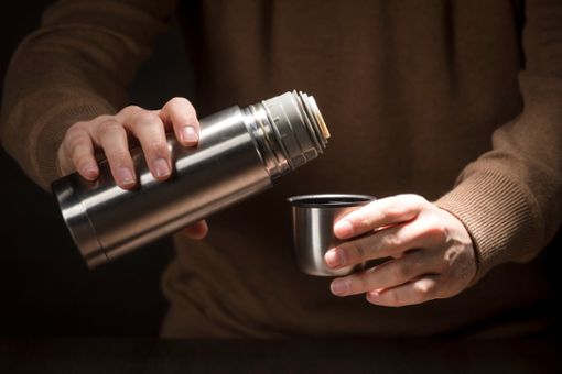 Spülen Sie die Kanne nach jedem Gebrauch mit Wasser aus. Foto: defoto.net / shutterstock.com