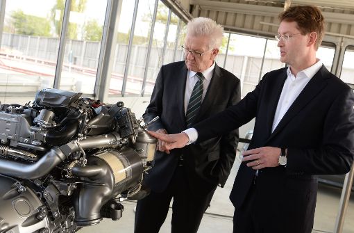Winfried Kretschmann hat sich kürzlich vom Daimler-Forschungsvorstand Ola Källenius den neuesten Stand der Technik bei Dieselmotoren erklären lassen. Foto: dpa