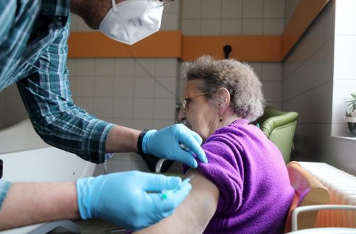 Viele Senioren in Alters- und Pflegeheimen dürfen keinen Besuch empfangen, obwohl sie bereits geimpft sind. Foto: imago images/Karina Hessland