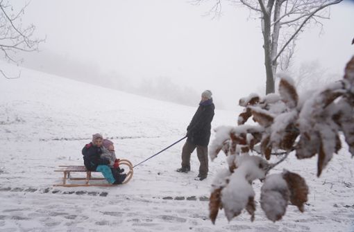 In Rotenberg wurde der Schnee gleich fürs Schlittenfahren genutzt. Foto: Andreas Rosar/Fotoagentur-Stuttg