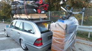 Kreative Packweise: Ein Mercedes-Fahrer ist mit 400 Kilo zu viel unterwegs. Foto: Polizei Ludwigsburg