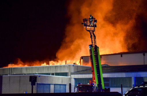 Die Halle geriet in der Nacht zum Freitag in Brand. Foto: dpa/Leonard Buchner