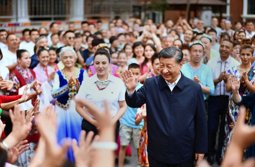 Lässt sich bejubeln: Chinas Präsident Xi Jinping bei einem offiziellen Besuch in der Region Xinjiang Foto: Imago//Yan Yan