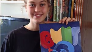 Die 17-jährige Lilli Meyer mit dem Gewinner-Aquarell des Wettbewerbs „bunt statt blau“ Foto: DAK/privat