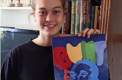 Die 17-jährige Lilli Meyer mit dem Gewinner-Aquarell des Wettbewerbs „bunt statt blau“ Foto: DAK/privat