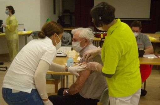 Auch  jetzt noch lassen sich ältere Menschen bei Vor-Ort-Aktionen gegen das Coronavirus impfen. Foto: SDMG/Krytzner