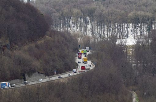 Der Albaufstieg der A­ 8 bei Wiesensteig: Ab 2032 soll der Autobahnverkehr über die Neubaustrecke auf die Hochfläche gelangen. Foto: Markus Sontheimer