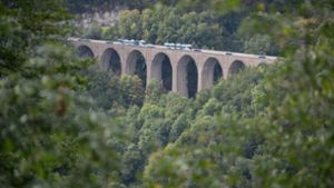 Autos fahren am Drackensteiner Hang auf der A8 über die Drachenlochbrücke. Foto: dpa/Marijan Murat