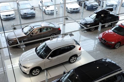 Autohändler bleiben derzeit auf ihren Fahrzeugen sitzen. Die Verkaufszahlen sind schlecht. (Symbolbild) Foto: dpa/Tobias Hase