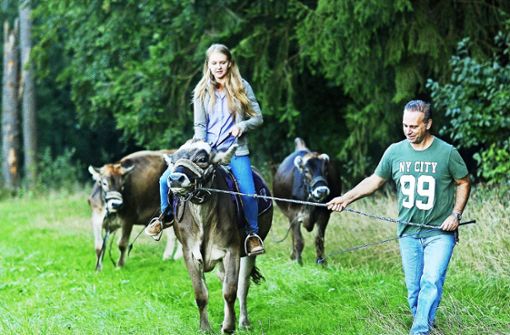 Laura Runkel und ihr Freund Lorenz Veziridis bieten Ausritte mit ihren Rindern an. Foto: Werner Kuhnle