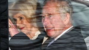 König Charles III. und Königin Camilla beim Verlassen des Clarence House. Foto: HENRY NICHOLLS/AFP via Getty Images