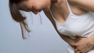 Starke Schmerzen im Unterleib können ein Anzeichen von Endometriose sein. Foto: Adobe Stock/wayne_0216